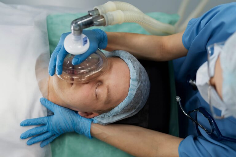 Pacient cu mască de inhalare pe nas și gură, ținută de un cadru medical